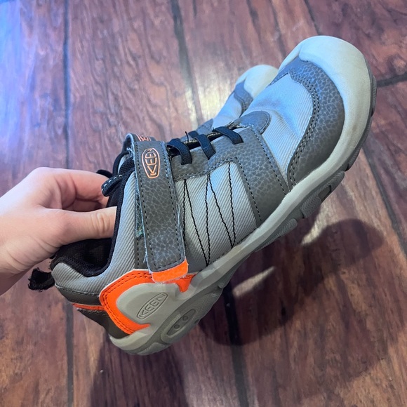 KEEN Kids Gray and Black Shoes knotch peak size 3 - Picture 2 of 4